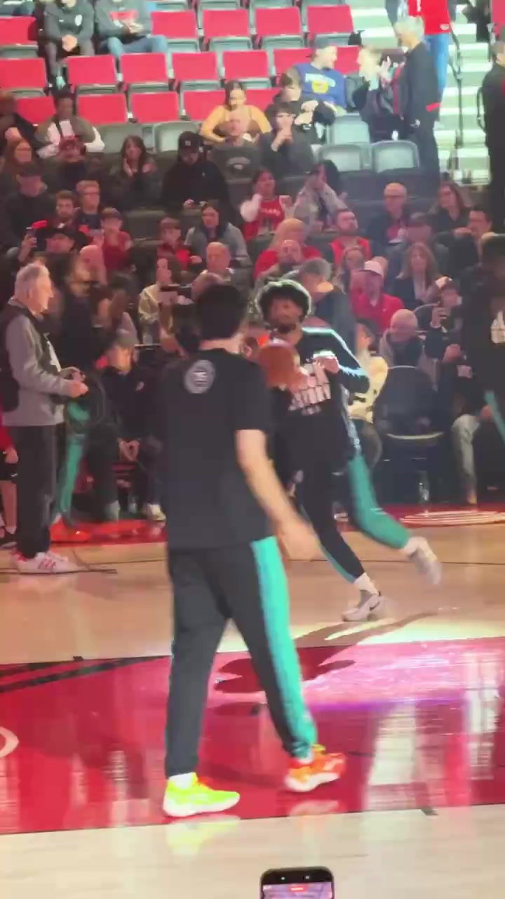 开云体育登录入口-小吧现场直击杨瀚森赛前热身：跑跑跳跳很放松 底角三分手感不佳